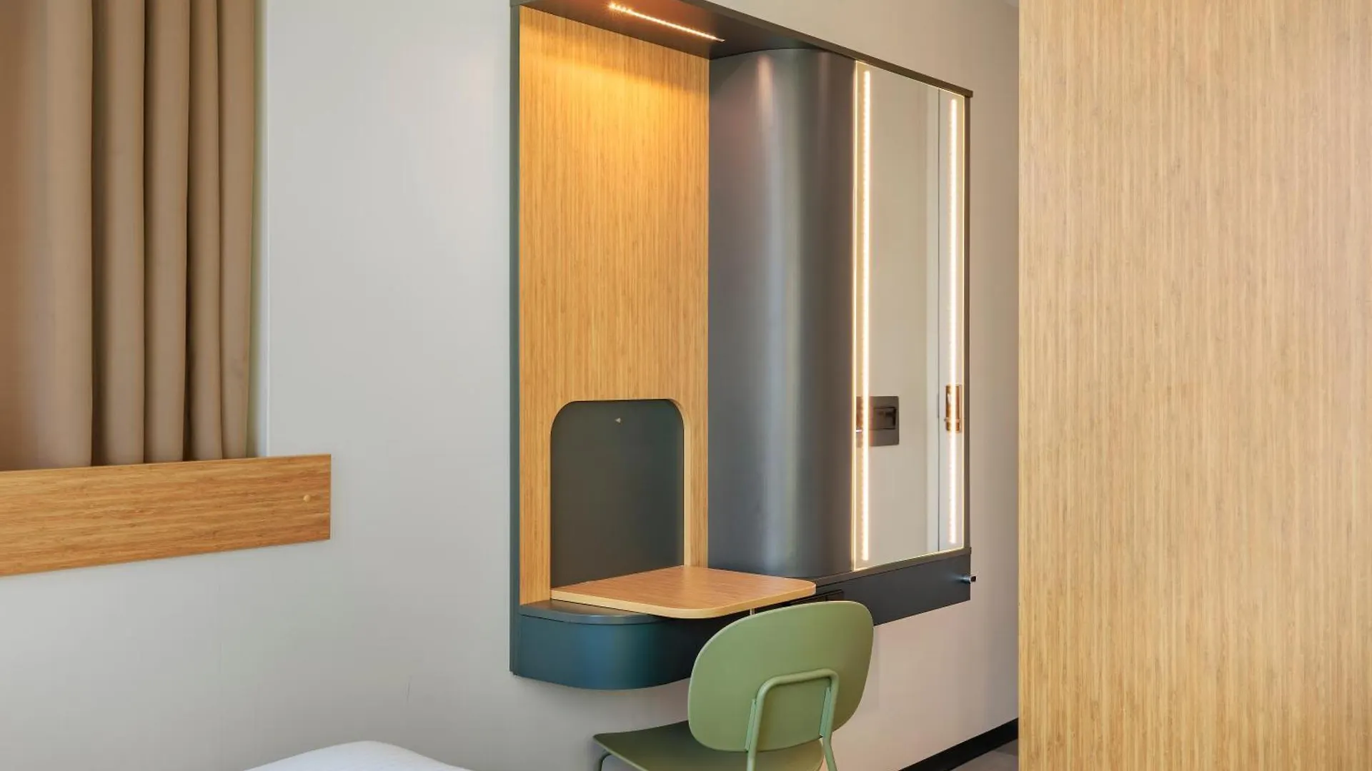 Maxhotel Amsterdam Airport Schiphol - Recently Renovated Hoofddorp